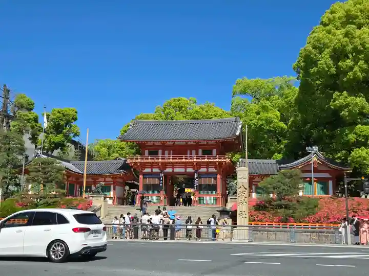 八坂神社(祇園さん)の{uncategorized: "未分類", other: "その他", undefined: "問題あり", building: "その他建物", grave: "お墓", sacred_gate: "鳥居", guardian: "狛犬", statue: "像", buddha: "仏像", history: "歴史", nature: "自然", garden: "庭園", animal: "動物", pagoda: "塔", temizu: "手水舎", mountain_gate: "山門・神門", sanctuary: "本殿・本堂", subordinate: "末社・摂社", art: "芸術", scenery: "景色", jizo: "地蔵", ema: "絵馬", goshuin: "御朱印", omikuji: "おみくじ", items: "授与品その他", amulet: "お守り", goshuincho: "御朱印帳", eats: "食事", festival: "お祭り", votive_dance: "神楽", shichigosan: "七五三参", wedding: "結婚式", experience: "体験その他", initially: "初詣", around: "周辺", anti_infection: "感染症対策"}