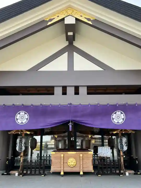 千葉縣護國神社の{uncategorized: "未分類", other: "その他", undefined: "問題あり", building: "その他建物", grave: "お墓", sacred_gate: "鳥居", guardian: "狛犬", statue: "像", buddha: "仏像", history: "歴史", nature: "自然", garden: "庭園", animal: "動物", pagoda: "塔", temizu: "手水舎", mountain_gate: "山門・神門", sanctuary: "本殿・本堂", subordinate: "末社・摂社", art: "芸術", scenery: "景色", jizo: "地蔵", ema: "絵馬", goshuin: "御朱印", omikuji: "おみくじ", items: "授与品その他", amulet: "お守り", goshuincho: "御朱印帳", eats: "食事", festival: "お祭り", votive_dance: "神楽", shichigosan: "七五三参", wedding: "結婚式", experience: "体験その他", initially: "初詣", around: "周辺", anti_infection: "感染症対策"}