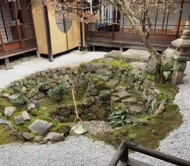 興聖寺の{uncategorized: "未分類", other: "その他", undefined: "問題あり", building: "その他建物", grave: "お墓", sacred_gate: "鳥居", guardian: "狛犬", statue: "像", buddha: "仏像", history: "歴史", nature: "自然", garden: "庭園", animal: "動物", pagoda: "塔", temizu: "手水舎", mountain_gate: "山門・神門", sanctuary: "本殿・本堂", subordinate: "末社・摂社", art: "芸術", scenery: "景色", jizo: "地蔵", ema: "絵馬", goshuin: "御朱印", omikuji: "おみくじ", items: "授与品その他", amulet: "お守り", goshuincho: "御朱印帳", eats: "食事", festival: "お祭り", votive_dance: "神楽", shichigosan: "七五三参", wedding: "結婚式", experience: "体験その他", initially: "初詣", around: "周辺", anti_infection: "感染症対策"}