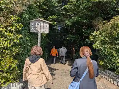 小社神社(皇大神宮末社)の{uncategorized: "未分類", other: "その他", undefined: "問題あり", building: "その他建物", grave: "お墓", sacred_gate: "鳥居", guardian: "狛犬", statue: "像", buddha: "仏像", history: "歴史", nature: "自然", garden: "庭園", animal: "動物", pagoda: "塔", temizu: "手水舎", mountain_gate: "山門・神門", sanctuary: "本殿・本堂", subordinate: "末社・摂社", art: "芸術", scenery: "景色", jizo: "地蔵", ema: "絵馬", goshuin: "御朱印", omikuji: "おみくじ", items: "授与品その他", amulet: "お守り", goshuincho: "御朱印帳", eats: "食事", festival: "お祭り", votive_dance: "神楽", shichigosan: "七五三参", wedding: "結婚式", experience: "体験その他", initially: "初詣", around: "周辺", anti_infection: "感染症対策"}