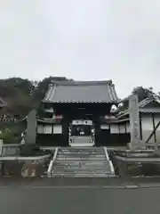 埼玉厄除け開運大師・龍泉寺（切り絵御朱印発祥の寺）の山門