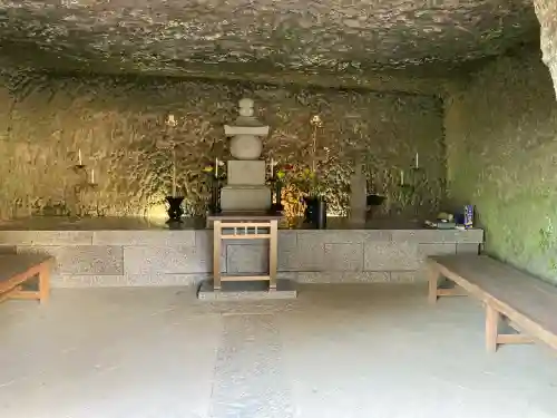 龍隠庵の{uncategorized: "未分類", other: "その他", undefined: "問題あり", building: "その他建物", grave: "お墓", sacred_gate: "鳥居", guardian: "狛犬", statue: "像", buddha: "仏像", history: "歴史", nature: "自然", garden: "庭園", animal: "動物", pagoda: "塔", temizu: "手水舎", mountain_gate: "山門・神門", sanctuary: "本殿・本堂", subordinate: "末社・摂社", art: "芸術", scenery: "景色", jizo: "地蔵", ema: "絵馬", goshuin: "御朱印", omikuji: "おみくじ", items: "授与品その他", amulet: "お守り", goshuincho: "御朱印帳", eats: "食事", festival: "お祭り", votive_dance: "神楽", shichigosan: "七五三参", wedding: "結婚式", experience: "体験その他", initially: "初詣", around: "周辺", anti_infection: "感染症対策"}