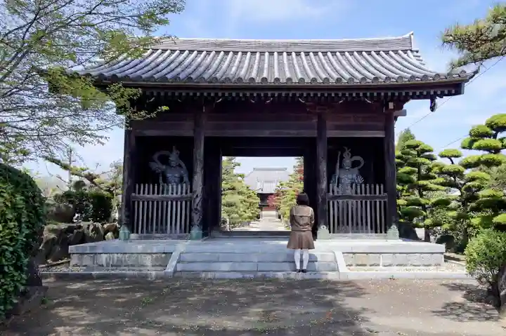 隣松寺の山門・神門