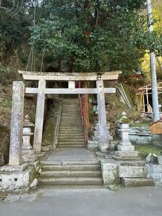 湯谷神社の{uncategorized: "未分類", other: "その他", undefined: "問題あり", building: "その他建物", grave: "お墓", sacred_gate: "鳥居", guardian: "狛犬", statue: "像", buddha: "仏像", history: "歴史", nature: "自然", garden: "庭園", animal: "動物", pagoda: "塔", temizu: "手水舎", mountain_gate: "山門・神門", sanctuary: "本殿・本堂", subordinate: "末社・摂社", art: "芸術", scenery: "景色", jizo: "地蔵", ema: "絵馬", goshuin: "御朱印", omikuji: "おみくじ", items: "授与品その他", amulet: "お守り", goshuincho: "御朱印帳", eats: "食事", festival: "お祭り", votive_dance: "神楽", shichigosan: "七五三参", wedding: "結婚式", experience: "体験その他", initially: "初詣", around: "周辺", anti_infection: "感染症対策"}