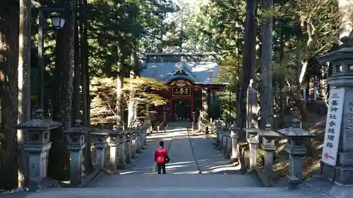 三峯神社の山門