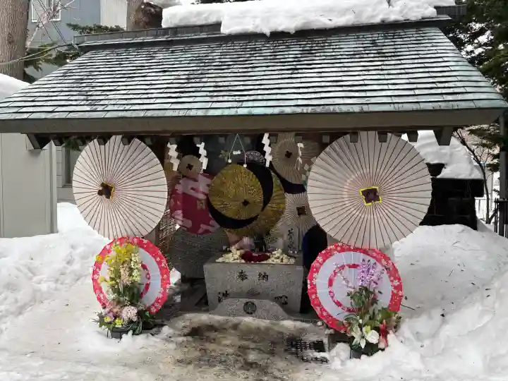 札幌諏訪神社の{uncategorized: "未分類", other: "その他", undefined: "問題あり", building: "その他建物", grave: "お墓", sacred_gate: "鳥居", guardian: "狛犬", statue: "像", buddha: "仏像", history: "歴史", nature: "自然", garden: "庭園", animal: "動物", pagoda: "塔", temizu: "手水舎", mountain_gate: "山門・神門", sanctuary: "本殿・本堂", subordinate: "末社・摂社", art: "芸術", scenery: "景色", jizo: "地蔵", ema: "絵馬", goshuin: "御朱印", omikuji: "おみくじ", items: "授与品その他", amulet: "お守り", goshuincho: "御朱印帳", eats: "食事", festival: "お祭り", votive_dance: "神楽", shichigosan: "七五三参", wedding: "結婚式", experience: "体験その他", initially: "初詣", around: "周辺", anti_infection: "感染症対策"}