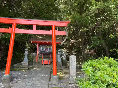 神倉神社（熊野速玉大社摂社）の{uncategorized: "未分類", other: "その他", undefined: "問題あり", building: "その他建物", grave: "お墓", sacred_gate: "鳥居", guardian: "狛犬", statue: "像", buddha: "仏像", history: "歴史", nature: "自然", garden: "庭園", animal: "動物", pagoda: "塔", temizu: "手水舎", mountain_gate: "山門・神門", sanctuary: "本殿・本堂", subordinate: "末社・摂社", art: "芸術", scenery: "景色", jizo: "地蔵", ema: "絵馬", goshuin: "御朱印", omikuji: "おみくじ", items: "授与品その他", amulet: "お守り", goshuincho: "御朱印帳", eats: "食事", festival: "お祭り", votive_dance: "神楽", shichigosan: "七五三参", wedding: "結婚式", experience: "体験その他", initially: "初詣", around: "周辺", anti_infection: "感染症対策"}