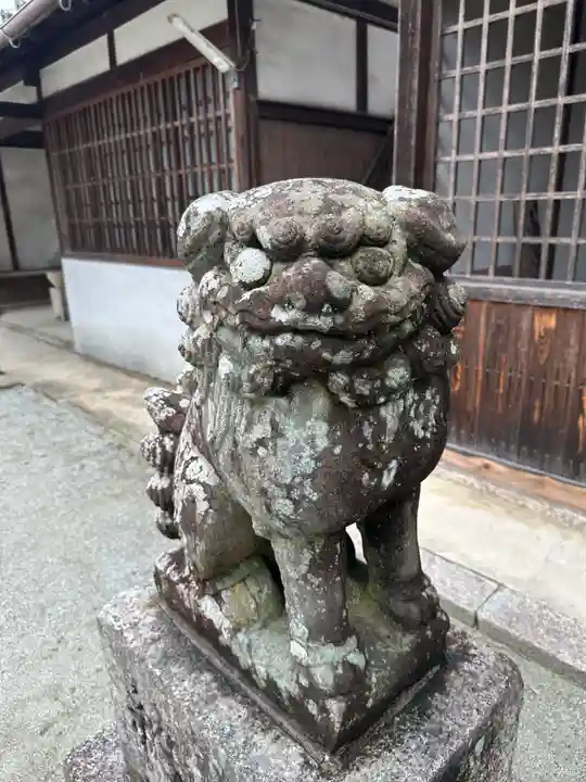新堂神社の狛犬