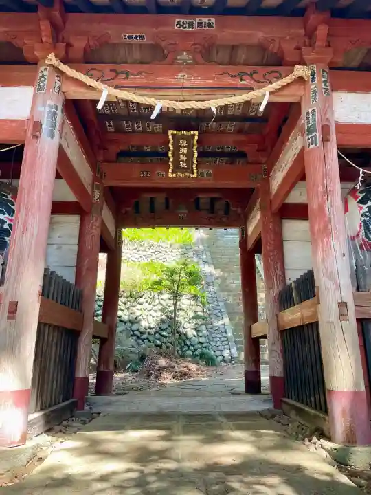 與瀬神社(与瀬神社)の{uncategorized: "未分類", other: "その他", undefined: "問題あり", building: "その他建物", grave: "お墓", sacred_gate: "鳥居", guardian: "狛犬", statue: "像", buddha: "仏像", history: "歴史", nature: "自然", garden: "庭園", animal: "動物", pagoda: "塔", temizu: "手水舎", mountain_gate: "山門・神門", sanctuary: "本殿・本堂", subordinate: "末社・摂社", art: "芸術", scenery: "景色", jizo: "地蔵", ema: "絵馬", goshuin: "御朱印", omikuji: "おみくじ", items: "授与品その他", amulet: "お守り", goshuincho: "御朱印帳", eats: "食事", festival: "お祭り", votive_dance: "神楽", shichigosan: "七五三参", wedding: "結婚式", experience: "体験その他", initially: "初詣", around: "周辺", anti_infection: "感染症対策"}