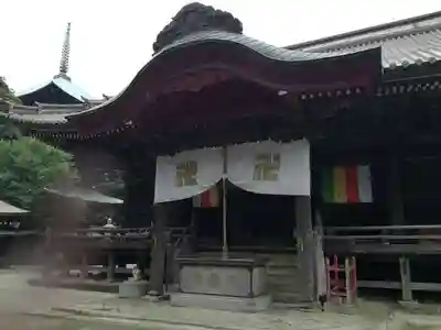 椎尾山薬王院の本殿・本堂