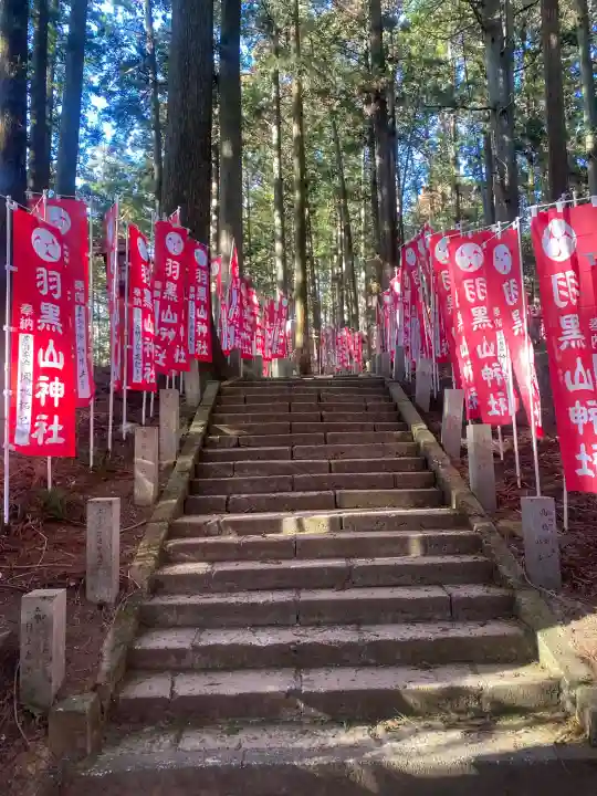羽黒山神社の{uncategorized: "未分類", other: "その他", undefined: "問題あり", building: "その他建物", grave: "お墓", sacred_gate: "鳥居", guardian: "狛犬", statue: "像", buddha: "仏像", history: "歴史", nature: "自然", garden: "庭園", animal: "動物", pagoda: "塔", temizu: "手水舎", mountain_gate: "山門・神門", sanctuary: "本殿・本堂", subordinate: "末社・摂社", art: "芸術", scenery: "景色", jizo: "地蔵", ema: "絵馬", goshuin: "御朱印", omikuji: "おみくじ", items: "授与品その他", amulet: "お守り", goshuincho: "御朱印帳", eats: "食事", festival: "お祭り", votive_dance: "神楽", shichigosan: "七五三参", wedding: "結婚式", experience: "体験その他", initially: "初詣", around: "周辺", anti_infection: "感染症対策"}