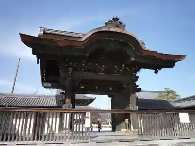本山専修寺の山門・神門