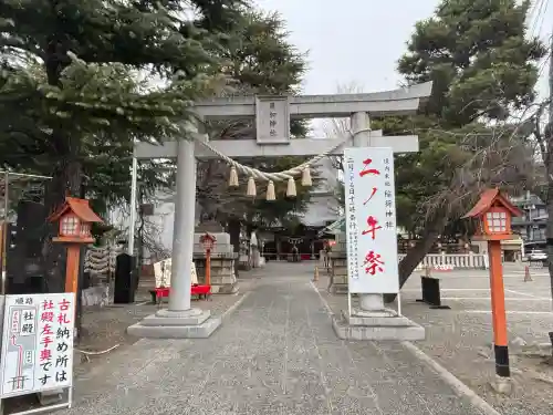草加神社の{uncategorized: "未分類", other: "その他", undefined: "問題あり", building: "その他建物", grave: "お墓", sacred_gate: "鳥居", guardian: "狛犬", statue: "像", buddha: "仏像", history: "歴史", nature: "自然", garden: "庭園", animal: "動物", pagoda: "塔", temizu: "手水舎", mountain_gate: "山門・神門", sanctuary: "本殿・本堂", subordinate: "末社・摂社", art: "芸術", scenery: "景色", jizo: "地蔵", ema: "絵馬", goshuin: "御朱印", omikuji: "おみくじ", items: "授与品その他", amulet: "お守り", goshuincho: "御朱印帳", eats: "食事", festival: "お祭り", votive_dance: "神楽", shichigosan: "七五三参", wedding: "結婚式", experience: "体験その他", initially: "初詣", around: "周辺", anti_infection: "感染症対策"}