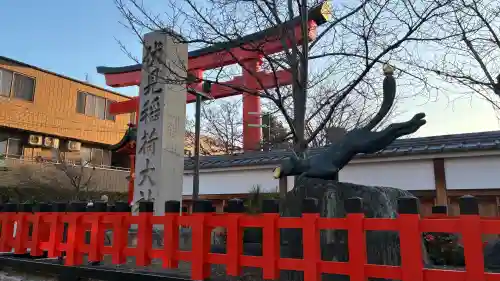 伏見稲荷大社の{uncategorized: "未分類", other: "その他", undefined: "問題あり", building: "その他建物", grave: "お墓", sacred_gate: "鳥居", guardian: "狛犬", statue: "像", buddha: "仏像", history: "歴史", nature: "自然", garden: "庭園", animal: "動物", pagoda: "塔", temizu: "手水舎", mountain_gate: "山門・神門", sanctuary: "本殿・本堂", subordinate: "末社・摂社", art: "芸術", scenery: "景色", jizo: "地蔵", ema: "絵馬", goshuin: "御朱印", omikuji: "おみくじ", items: "授与品その他", amulet: "お守り", goshuincho: "御朱印帳", eats: "食事", festival: "お祭り", votive_dance: "神楽", shichigosan: "七五三参", wedding: "結婚式", experience: "体験その他", initially: "初詣", around: "周辺", anti_infection: "感染症対策"}