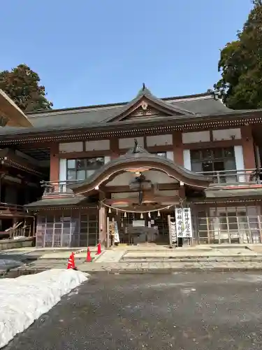 出羽神社(出羽三山神社)～三神合祭殿～の{uncategorized: "未分類", other: "その他", undefined: "問題あり", building: "その他建物", grave: "お墓", sacred_gate: "鳥居", guardian: "狛犬", statue: "像", buddha: "仏像", history: "歴史", nature: "自然", garden: "庭園", animal: "動物", pagoda: "塔", temizu: "手水舎", mountain_gate: "山門・神門", sanctuary: "本殿・本堂", subordinate: "末社・摂社", art: "芸術", scenery: "景色", jizo: "地蔵", ema: "絵馬", goshuin: "御朱印", omikuji: "おみくじ", items: "授与品その他", amulet: "お守り", goshuincho: "御朱印帳", eats: "食事", festival: "お祭り", votive_dance: "神楽", shichigosan: "七五三参", wedding: "結婚式", experience: "体験その他", initially: "初詣", around: "周辺", anti_infection: "感染症対策"}