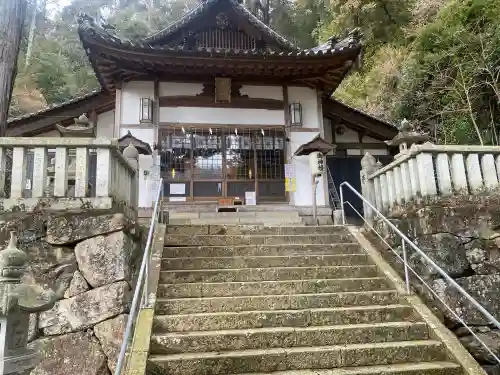 井関三神社の{uncategorized: "未分類", other: "その他", undefined: "問題あり", building: "その他建物", grave: "お墓", sacred_gate: "鳥居", guardian: "狛犬", statue: "像", buddha: "仏像", history: "歴史", nature: "自然", garden: "庭園", animal: "動物", pagoda: "塔", temizu: "手水舎", mountain_gate: "山門・神門", sanctuary: "本殿・本堂", subordinate: "末社・摂社", art: "芸術", scenery: "景色", jizo: "地蔵", ema: "絵馬", goshuin: "御朱印", omikuji: "おみくじ", items: "授与品その他", amulet: "お守り", goshuincho: "御朱印帳", eats: "食事", festival: "お祭り", votive_dance: "神楽", shichigosan: "七五三参", wedding: "結婚式", experience: "体験その他", initially: "初詣", around: "周辺", anti_infection: "感染症対策"}