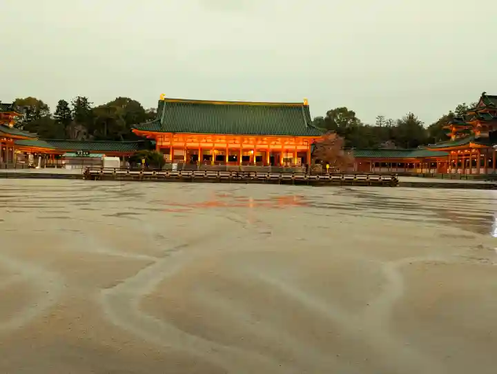 平安神宮の{uncategorized: "未分類", other: "その他", undefined: "問題あり", building: "その他建物", grave: "お墓", sacred_gate: "鳥居", guardian: "狛犬", statue: "像", buddha: "仏像", history: "歴史", nature: "自然", garden: "庭園", animal: "動物", pagoda: "塔", temizu: "手水舎", mountain_gate: "山門・神門", sanctuary: "本殿・本堂", subordinate: "末社・摂社", art: "芸術", scenery: "景色", jizo: "地蔵", ema: "絵馬", goshuin: "御朱印", omikuji: "おみくじ", items: "授与品その他", amulet: "お守り", goshuincho: "御朱印帳", eats: "食事", festival: "お祭り", votive_dance: "神楽", shichigosan: "七五三参", wedding: "結婚式", experience: "体験その他", initially: "初詣", around: "周辺", anti_infection: "感染症対策"}