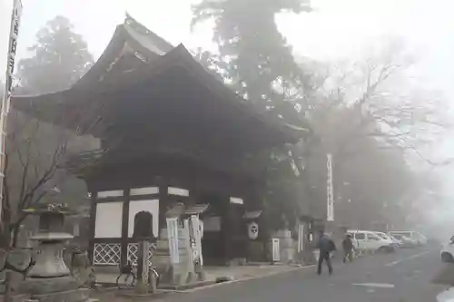 日牟禮八幡宮の山門・神門