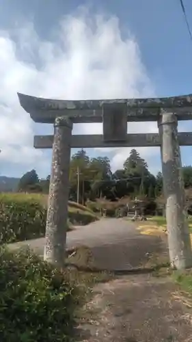 亀都起社の鳥居