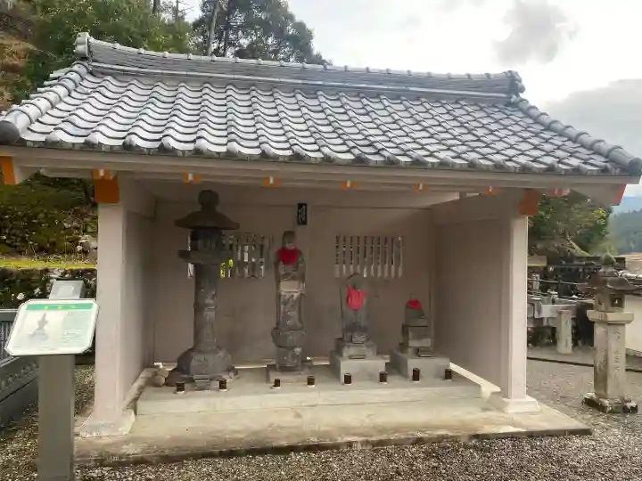 万重寺の{uncategorized: "未分類", other: "その他", undefined: "問題あり", building: "その他建物", grave: "お墓", sacred_gate: "鳥居", guardian: "狛犬", statue: "像", buddha: "仏像", history: "歴史", nature: "自然", garden: "庭園", animal: "動物", pagoda: "塔", temizu: "手水舎", mountain_gate: "山門・神門", sanctuary: "本殿・本堂", subordinate: "末社・摂社", art: "芸術", scenery: "景色", jizo: "地蔵", ema: "絵馬", goshuin: "御朱印", omikuji: "おみくじ", items: "授与品その他", amulet: "お守り", goshuincho: "御朱印帳", eats: "食事", festival: "お祭り", votive_dance: "神楽", shichigosan: "七五三参", wedding: "結婚式", experience: "体験その他", initially: "初詣", around: "周辺", anti_infection: "感染症対策"}