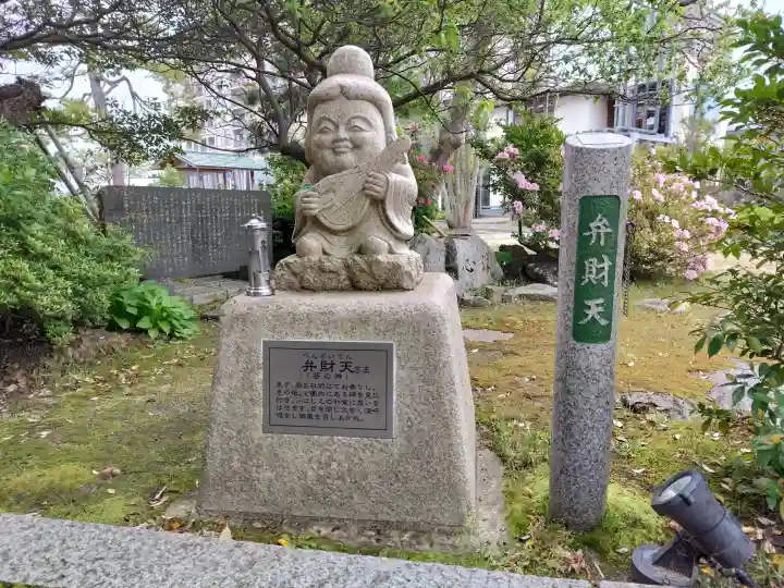 和倉弁天社の{uncategorized: "未分類", other: "その他", undefined: "問題あり", building: "その他建物", grave: "お墓", sacred_gate: "鳥居", guardian: "狛犬", statue: "像", buddha: "仏像", history: "歴史", nature: "自然", garden: "庭園", animal: "動物", pagoda: "塔", temizu: "手水舎", mountain_gate: "山門・神門", sanctuary: "本殿・本堂", subordinate: "末社・摂社", art: "芸術", scenery: "景色", jizo: "地蔵", ema: "絵馬", goshuin: "御朱印", omikuji: "おみくじ", items: "授与品その他", amulet: "お守り", goshuincho: "御朱印帳", eats: "食事", festival: "お祭り", votive_dance: "神楽", shichigosan: "七五三参", wedding: "結婚式", experience: "体験その他", initially: "初詣", around: "周辺", anti_infection: "感染症対策"}