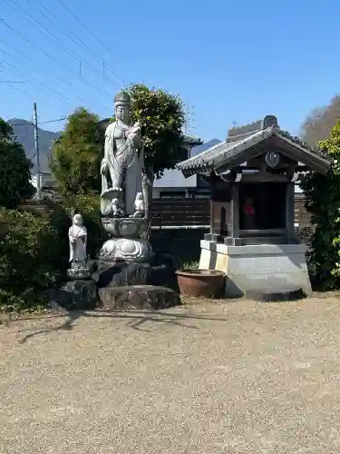 長徳院の{uncategorized: "未分類", other: "その他", undefined: "問題あり", building: "その他建物", grave: "お墓", sacred_gate: "鳥居", guardian: "狛犬", statue: "像", buddha: "仏像", history: "歴史", nature: "自然", garden: "庭園", animal: "動物", pagoda: "塔", temizu: "手水舎", mountain_gate: "山門・神門", sanctuary: "本殿・本堂", subordinate: "末社・摂社", art: "芸術", scenery: "景色", jizo: "地蔵", ema: "絵馬", goshuin: "御朱印", omikuji: "おみくじ", items: "授与品その他", amulet: "お守り", goshuincho: "御朱印帳", eats: "食事", festival: "お祭り", votive_dance: "神楽", shichigosan: "七五三参", wedding: "結婚式", experience: "体験その他", initially: "初詣", around: "周辺", anti_infection: "感染症対策"}