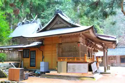 縄久利神社の本殿