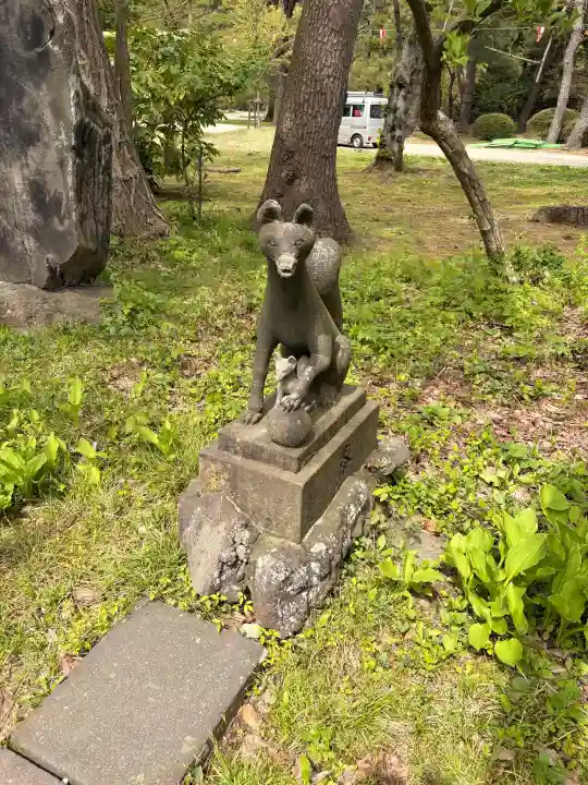 与次郎稲荷神社の{uncategorized: "未分類", other: "その他", undefined: "問題あり", building: "その他建物", grave: "お墓", sacred_gate: "鳥居", guardian: "狛犬", statue: "像", buddha: "仏像", history: "歴史", nature: "自然", garden: "庭園", animal: "動物", pagoda: "塔", temizu: "手水舎", mountain_gate: "山門・神門", sanctuary: "本殿・本堂", subordinate: "末社・摂社", art: "芸術", scenery: "景色", jizo: "地蔵", ema: "絵馬", goshuin: "御朱印", omikuji: "おみくじ", items: "授与品その他", amulet: "お守り", goshuincho: "御朱印帳", eats: "食事", festival: "お祭り", votive_dance: "神楽", shichigosan: "七五三参", wedding: "結婚式", experience: "体験その他", initially: "初詣", around: "周辺", anti_infection: "感染症対策"}