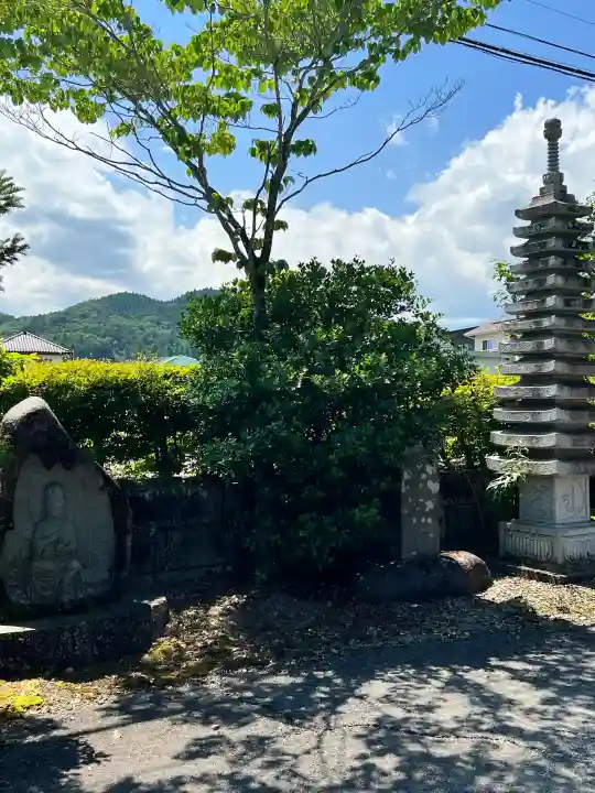 明静寺の{uncategorized: "未分類", other: "その他", undefined: "問題あり", building: "その他建物", grave: "お墓", sacred_gate: "鳥居", guardian: "狛犬", statue: "像", buddha: "仏像", history: "歴史", nature: "自然", garden: "庭園", animal: "動物", pagoda: "塔", temizu: "手水舎", mountain_gate: "山門・神門", sanctuary: "本殿・本堂", subordinate: "末社・摂社", art: "芸術", scenery: "景色", jizo: "地蔵", ema: "絵馬", goshuin: "御朱印", omikuji: "おみくじ", items: "授与品その他", amulet: "お守り", goshuincho: "御朱印帳", eats: "食事", festival: "お祭り", votive_dance: "神楽", shichigosan: "七五三参", wedding: "結婚式", experience: "体験その他", initially: "初詣", around: "周辺", anti_infection: "感染症対策"}