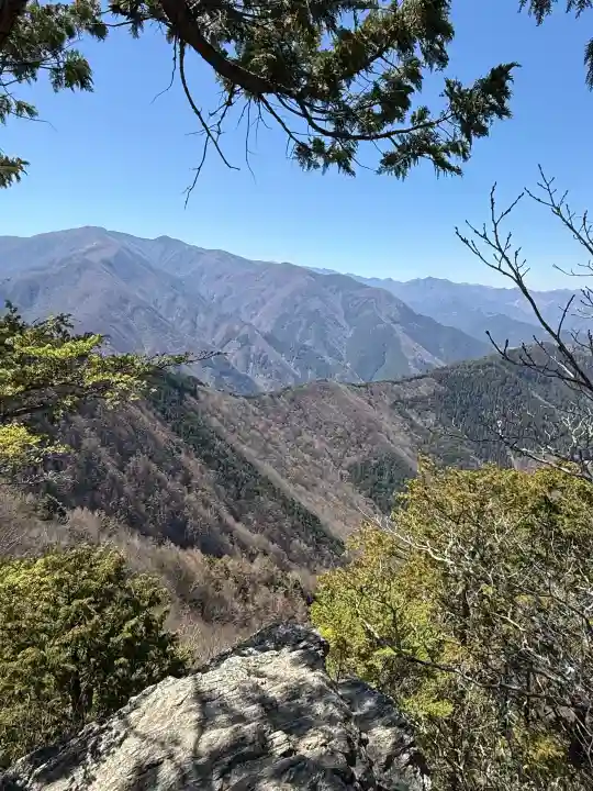 三峯神社奥宮の{uncategorized: "未分類", other: "その他", undefined: "問題あり", building: "その他建物", grave: "お墓", sacred_gate: "鳥居", guardian: "狛犬", statue: "像", buddha: "仏像", history: "歴史", nature: "自然", garden: "庭園", animal: "動物", pagoda: "塔", temizu: "手水舎", mountain_gate: "山門・神門", sanctuary: "本殿・本堂", subordinate: "末社・摂社", art: "芸術", scenery: "景色", jizo: "地蔵", ema: "絵馬", goshuin: "御朱印", omikuji: "おみくじ", items: "授与品その他", amulet: "お守り", goshuincho: "御朱印帳", eats: "食事", festival: "お祭り", votive_dance: "神楽", shichigosan: "七五三参", wedding: "結婚式", experience: "体験その他", initially: "初詣", around: "周辺", anti_infection: "感染症対策"}