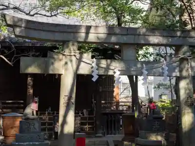 四合稲荷神社の{uncategorized: "未分類", other: "その他", undefined: "問題あり", building: "その他建物", grave: "お墓", sacred_gate: "鳥居", guardian: "狛犬", statue: "像", buddha: "仏像", history: "歴史", nature: "自然", garden: "庭園", animal: "動物", pagoda: "塔", temizu: "手水舎", mountain_gate: "山門・神門", sanctuary: "本殿・本堂", subordinate: "末社・摂社", art: "芸術", scenery: "景色", jizo: "地蔵", ema: "絵馬", goshuin: "御朱印", omikuji: "おみくじ", items: "授与品その他", amulet: "お守り", goshuincho: "御朱印帳", eats: "食事", festival: "お祭り", votive_dance: "神楽", shichigosan: "七五三参", wedding: "結婚式", experience: "体験その他", initially: "初詣", around: "周辺", anti_infection: "感染症対策"}