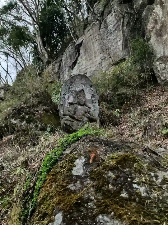 堂の下の岩観音の{uncategorized: "未分類", other: "その他", undefined: "問題あり", building: "その他建物", grave: "お墓", sacred_gate: "鳥居", guardian: "狛犬", statue: "像", buddha: "仏像", history: "歴史", nature: "自然", garden: "庭園", animal: "動物", pagoda: "塔", temizu: "手水舎", mountain_gate: "山門・神門", sanctuary: "本殿・本堂", subordinate: "末社・摂社", art: "芸術", scenery: "景色", jizo: "地蔵", ema: "絵馬", goshuin: "御朱印", omikuji: "おみくじ", items: "授与品その他", amulet: "お守り", goshuincho: "御朱印帳", eats: "食事", festival: "お祭り", votive_dance: "神楽", shichigosan: "七五三参", wedding: "結婚式", experience: "体験その他", initially: "初詣", around: "周辺", anti_infection: "感染症対策"}