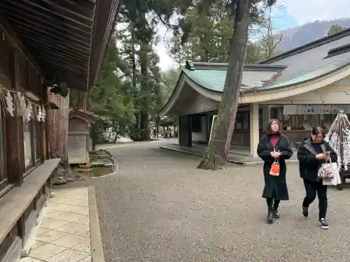 白山比咩神社の{uncategorized: "未分類", other: "その他", undefined: "問題あり", building: "その他建物", grave: "お墓", sacred_gate: "鳥居", guardian: "狛犬", statue: "像", buddha: "仏像", history: "歴史", nature: "自然", garden: "庭園", animal: "動物", pagoda: "塔", temizu: "手水舎", mountain_gate: "山門・神門", sanctuary: "本殿・本堂", subordinate: "末社・摂社", art: "芸術", scenery: "景色", jizo: "地蔵", ema: "絵馬", goshuin: "御朱印", omikuji: "おみくじ", items: "授与品その他", amulet: "お守り", goshuincho: "御朱印帳", eats: "食事", festival: "お祭り", votive_dance: "神楽", shichigosan: "七五三参", wedding: "結婚式", experience: "体験その他", initially: "初詣", around: "周辺", anti_infection: "感染症対策"}