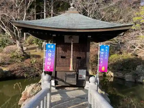 尊永寺の{uncategorized: "未分類", other: "その他", undefined: "問題あり", building: "その他建物", grave: "お墓", sacred_gate: "鳥居", guardian: "狛犬", statue: "像", buddha: "仏像", history: "歴史", nature: "自然", garden: "庭園", animal: "動物", pagoda: "塔", temizu: "手水舎", mountain_gate: "山門・神門", sanctuary: "本殿・本堂", subordinate: "末社・摂社", art: "芸術", scenery: "景色", jizo: "地蔵", ema: "絵馬", goshuin: "御朱印", omikuji: "おみくじ", items: "授与品その他", amulet: "お守り", goshuincho: "御朱印帳", eats: "食事", festival: "お祭り", votive_dance: "神楽", shichigosan: "七五三参", wedding: "結婚式", experience: "体験その他", initially: "初詣", around: "周辺", anti_infection: "感染症対策"}