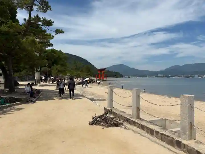 厳島神社の{uncategorized: "未分類", other: "その他", undefined: "問題あり", building: "その他建物", grave: "お墓", sacred_gate: "鳥居", guardian: "狛犬", statue: "像", buddha: "仏像", history: "歴史", nature: "自然", garden: "庭園", animal: "動物", pagoda: "塔", temizu: "手水舎", mountain_gate: "山門・神門", sanctuary: "本殿・本堂", subordinate: "末社・摂社", art: "芸術", scenery: "景色", jizo: "地蔵", ema: "絵馬", goshuin: "御朱印", omikuji: "おみくじ", items: "授与品その他", amulet: "お守り", goshuincho: "御朱印帳", eats: "食事", festival: "お祭り", votive_dance: "神楽", shichigosan: "七五三参", wedding: "結婚式", experience: "体験その他", initially: "初詣", around: "周辺", anti_infection: "感染症対策"}