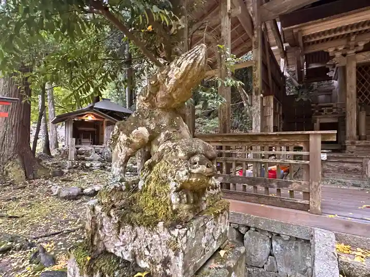 岩戸落葉神社の狛犬