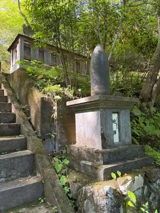秩父御嶽神社の{uncategorized: "未分類", other: "その他", undefined: "問題あり", building: "その他建物", grave: "お墓", sacred_gate: "鳥居", guardian: "狛犬", statue: "像", buddha: "仏像", history: "歴史", nature: "自然", garden: "庭園", animal: "動物", pagoda: "塔", temizu: "手水舎", mountain_gate: "山門・神門", sanctuary: "本殿・本堂", subordinate: "末社・摂社", art: "芸術", scenery: "景色", jizo: "地蔵", ema: "絵馬", goshuin: "御朱印", omikuji: "おみくじ", items: "授与品その他", amulet: "お守り", goshuincho: "御朱印帳", eats: "食事", festival: "お祭り", votive_dance: "神楽", shichigosan: "七五三参", wedding: "結婚式", experience: "体験その他", initially: "初詣", around: "周辺", anti_infection: "感染症対策"}
