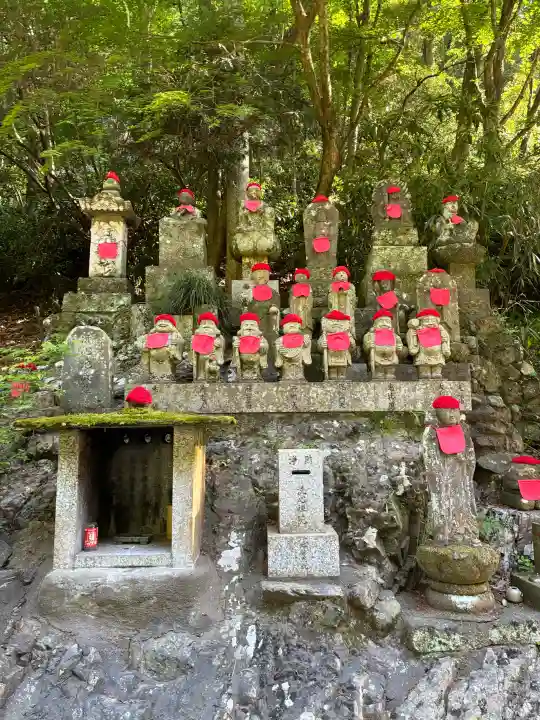 高尾山薬王院の{uncategorized: "未分類", other: "その他", undefined: "問題あり", building: "その他建物", grave: "お墓", sacred_gate: "鳥居", guardian: "狛犬", statue: "像", buddha: "仏像", history: "歴史", nature: "自然", garden: "庭園", animal: "動物", pagoda: "塔", temizu: "手水舎", mountain_gate: "山門・神門", sanctuary: "本殿・本堂", subordinate: "末社・摂社", art: "芸術", scenery: "景色", jizo: "地蔵", ema: "絵馬", goshuin: "御朱印", omikuji: "おみくじ", items: "授与品その他", amulet: "お守り", goshuincho: "御朱印帳", eats: "食事", festival: "お祭り", votive_dance: "神楽", shichigosan: "七五三参", wedding: "結婚式", experience: "体験その他", initially: "初詣", around: "周辺", anti_infection: "感染症対策"}