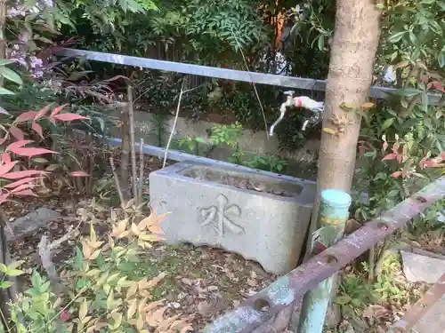 神明社の手水舎