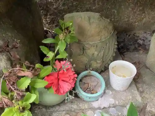 祠、行者像の仏像