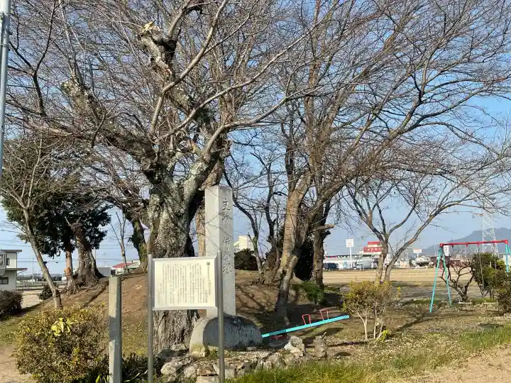 地蔵堂(千僧供古墳 地蔵尊)の{uncategorized: "未分類", other: "その他", undefined: "問題あり", building: "その他建物", grave: "お墓", sacred_gate: "鳥居", guardian: "狛犬", statue: "像", buddha: "仏像", history: "歴史", nature: "自然", garden: "庭園", animal: "動物", pagoda: "塔", temizu: "手水舎", mountain_gate: "山門・神門", sanctuary: "本殿・本堂", subordinate: "末社・摂社", art: "芸術", scenery: "景色", jizo: "地蔵", ema: "絵馬", goshuin: "御朱印", omikuji: "おみくじ", items: "授与品その他", amulet: "お守り", goshuincho: "御朱印帳", eats: "食事", festival: "お祭り", votive_dance: "神楽", shichigosan: "七五三参", wedding: "結婚式", experience: "体験その他", initially: "初詣", around: "周辺", anti_infection: "感染症対策"}