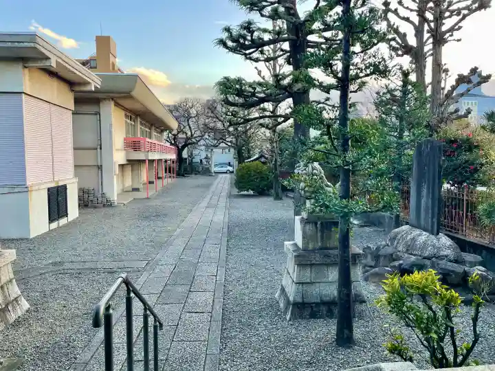 熊野神社の{uncategorized: "未分類", other: "その他", undefined: "問題あり", building: "その他建物", grave: "お墓", sacred_gate: "鳥居", guardian: "狛犬", statue: "像", buddha: "仏像", history: "歴史", nature: "自然", garden: "庭園", animal: "動物", pagoda: "塔", temizu: "手水舎", mountain_gate: "山門・神門", sanctuary: "本殿・本堂", subordinate: "末社・摂社", art: "芸術", scenery: "景色", jizo: "地蔵", ema: "絵馬", goshuin: "御朱印", omikuji: "おみくじ", items: "授与品その他", amulet: "お守り", goshuincho: "御朱印帳", eats: "食事", festival: "お祭り", votive_dance: "神楽", shichigosan: "七五三参", wedding: "結婚式", experience: "体験その他", initially: "初詣", around: "周辺", anti_infection: "感染症対策"}