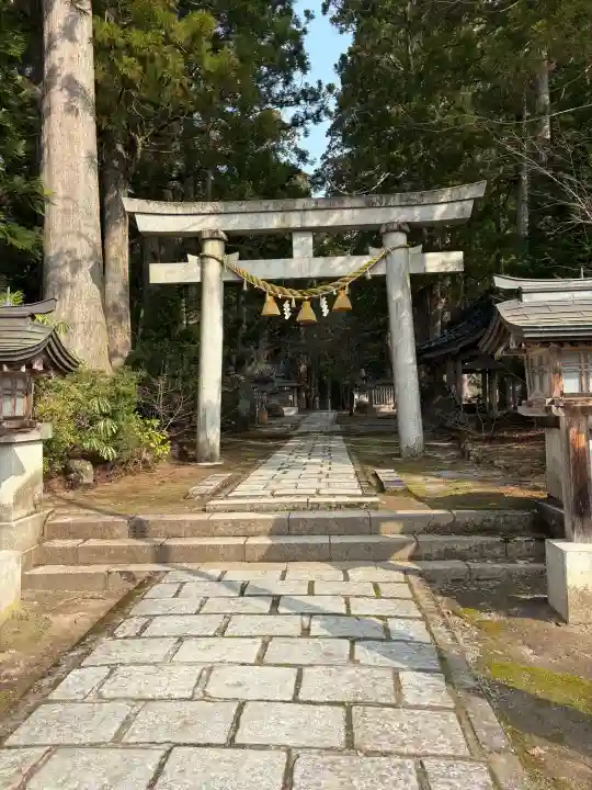 雄山神社中宮祈願殿の{uncategorized: "未分類", other: "その他", undefined: "問題あり", building: "その他建物", grave: "お墓", sacred_gate: "鳥居", guardian: "狛犬", statue: "像", buddha: "仏像", history: "歴史", nature: "自然", garden: "庭園", animal: "動物", pagoda: "塔", temizu: "手水舎", mountain_gate: "山門・神門", sanctuary: "本殿・本堂", subordinate: "末社・摂社", art: "芸術", scenery: "景色", jizo: "地蔵", ema: "絵馬", goshuin: "御朱印", omikuji: "おみくじ", items: "授与品その他", amulet: "お守り", goshuincho: "御朱印帳", eats: "食事", festival: "お祭り", votive_dance: "神楽", shichigosan: "七五三参", wedding: "結婚式", experience: "体験その他", initially: "初詣", around: "周辺", anti_infection: "感染症対策"}