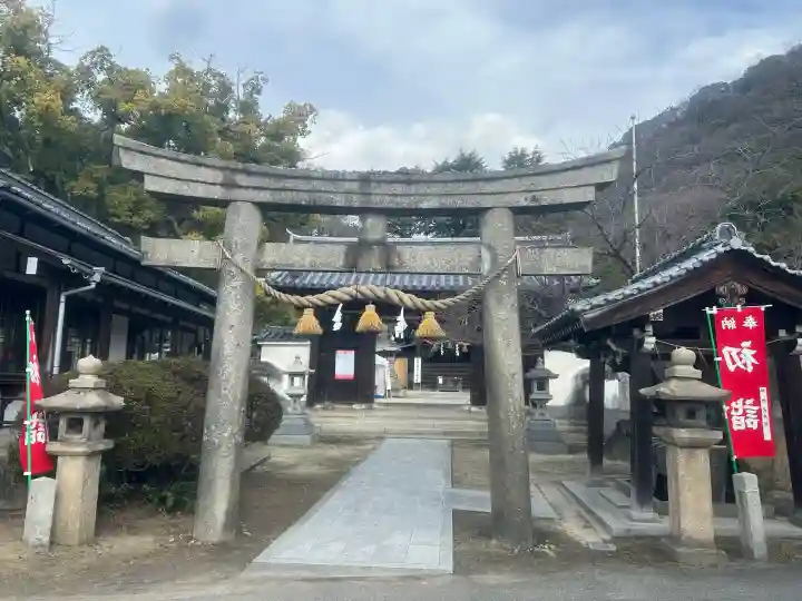 三原八幡宮の{uncategorized: "未分類", other: "その他", undefined: "問題あり", building: "その他建物", grave: "お墓", sacred_gate: "鳥居", guardian: "狛犬", statue: "像", buddha: "仏像", history: "歴史", nature: "自然", garden: "庭園", animal: "動物", pagoda: "塔", temizu: "手水舎", mountain_gate: "山門・神門", sanctuary: "本殿・本堂", subordinate: "末社・摂社", art: "芸術", scenery: "景色", jizo: "地蔵", ema: "絵馬", goshuin: "御朱印", omikuji: "おみくじ", items: "授与品その他", amulet: "お守り", goshuincho: "御朱印帳", eats: "食事", festival: "お祭り", votive_dance: "神楽", shichigosan: "七五三参", wedding: "結婚式", experience: "体験その他", initially: "初詣", around: "周辺", anti_infection: "感染症対策"}
