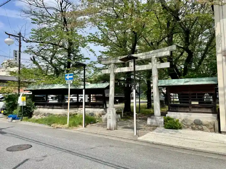 千形神社の{uncategorized: "未分類", other: "その他", undefined: "問題あり", building: "その他建物", grave: "お墓", sacred_gate: "鳥居", guardian: "狛犬", statue: "像", buddha: "仏像", history: "歴史", nature: "自然", garden: "庭園", animal: "動物", pagoda: "塔", temizu: "手水舎", mountain_gate: "山門・神門", sanctuary: "本殿・本堂", subordinate: "末社・摂社", art: "芸術", scenery: "景色", jizo: "地蔵", ema: "絵馬", goshuin: "御朱印", omikuji: "おみくじ", items: "授与品その他", amulet: "お守り", goshuincho: "御朱印帳", eats: "食事", festival: "お祭り", votive_dance: "神楽", shichigosan: "七五三参", wedding: "結婚式", experience: "体験その他", initially: "初詣", around: "周辺", anti_infection: "感染症対策"}