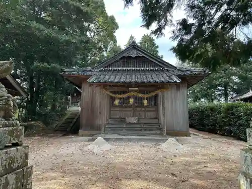 出雲路幸神社の{uncategorized: "未分類", other: "その他", undefined: "問題あり", building: "その他建物", grave: "お墓", sacred_gate: "鳥居", guardian: "狛犬", statue: "像", buddha: "仏像", history: "歴史", nature: "自然", garden: "庭園", animal: "動物", pagoda: "塔", temizu: "手水舎", mountain_gate: "山門・神門", sanctuary: "本殿・本堂", subordinate: "末社・摂社", art: "芸術", scenery: "景色", jizo: "地蔵", ema: "絵馬", goshuin: "御朱印", omikuji: "おみくじ", items: "授与品その他", amulet: "お守り", goshuincho: "御朱印帳", eats: "食事", festival: "お祭り", votive_dance: "神楽", shichigosan: "七五三参", wedding: "結婚式", experience: "体験その他", initially: "初詣", around: "周辺", anti_infection: "感染症対策"}
