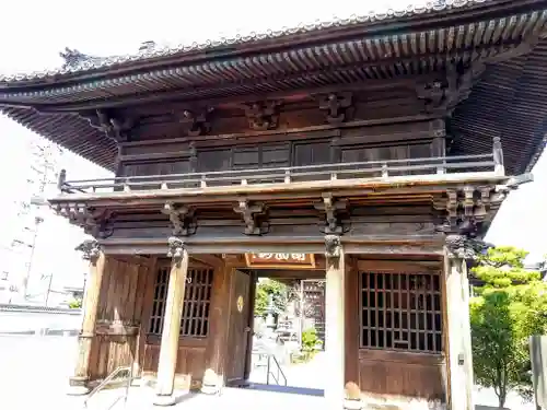 海徳寺の山門