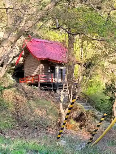 湯の沢神社の{uncategorized: "未分類", other: "その他", undefined: "問題あり", building: "その他建物", grave: "お墓", sacred_gate: "鳥居", guardian: "狛犬", statue: "像", buddha: "仏像", history: "歴史", nature: "自然", garden: "庭園", animal: "動物", pagoda: "塔", temizu: "手水舎", mountain_gate: "山門・神門", sanctuary: "本殿・本堂", subordinate: "末社・摂社", art: "芸術", scenery: "景色", jizo: "地蔵", ema: "絵馬", goshuin: "御朱印", omikuji: "おみくじ", items: "授与品その他", amulet: "お守り", goshuincho: "御朱印帳", eats: "食事", festival: "お祭り", votive_dance: "神楽", shichigosan: "七五三参", wedding: "結婚式", experience: "体験その他", initially: "初詣", around: "周辺", anti_infection: "感染症対策"}