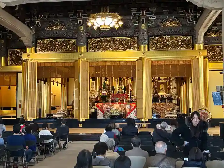 築地本願寺(本願寺築地別院)の{uncategorized: "未分類", other: "その他", undefined: "問題あり", building: "その他建物", grave: "お墓", sacred_gate: "鳥居", guardian: "狛犬", statue: "像", buddha: "仏像", history: "歴史", nature: "自然", garden: "庭園", animal: "動物", pagoda: "塔", temizu: "手水舎", mountain_gate: "山門・神門", sanctuary: "本殿・本堂", subordinate: "末社・摂社", art: "芸術", scenery: "景色", jizo: "地蔵", ema: "絵馬", goshuin: "御朱印", omikuji: "おみくじ", items: "授与品その他", amulet: "お守り", goshuincho: "御朱印帳", eats: "食事", festival: "お祭り", votive_dance: "神楽", shichigosan: "七五三参", wedding: "結婚式", experience: "体験その他", initially: "初詣", around: "周辺", anti_infection: "感染症対策"}