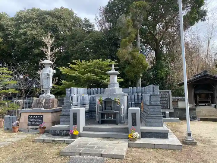 三寶院の{uncategorized: "未分類", other: "その他", undefined: "問題あり", building: "その他建物", grave: "お墓", sacred_gate: "鳥居", guardian: "狛犬", statue: "像", buddha: "仏像", history: "歴史", nature: "自然", garden: "庭園", animal: "動物", pagoda: "塔", temizu: "手水舎", mountain_gate: "山門・神門", sanctuary: "本殿・本堂", subordinate: "末社・摂社", art: "芸術", scenery: "景色", jizo: "地蔵", ema: "絵馬", goshuin: "御朱印", omikuji: "おみくじ", items: "授与品その他", amulet: "お守り", goshuincho: "御朱印帳", eats: "食事", festival: "お祭り", votive_dance: "神楽", shichigosan: "七五三参", wedding: "結婚式", experience: "体験その他", initially: "初詣", around: "周辺", anti_infection: "感染症対策"}